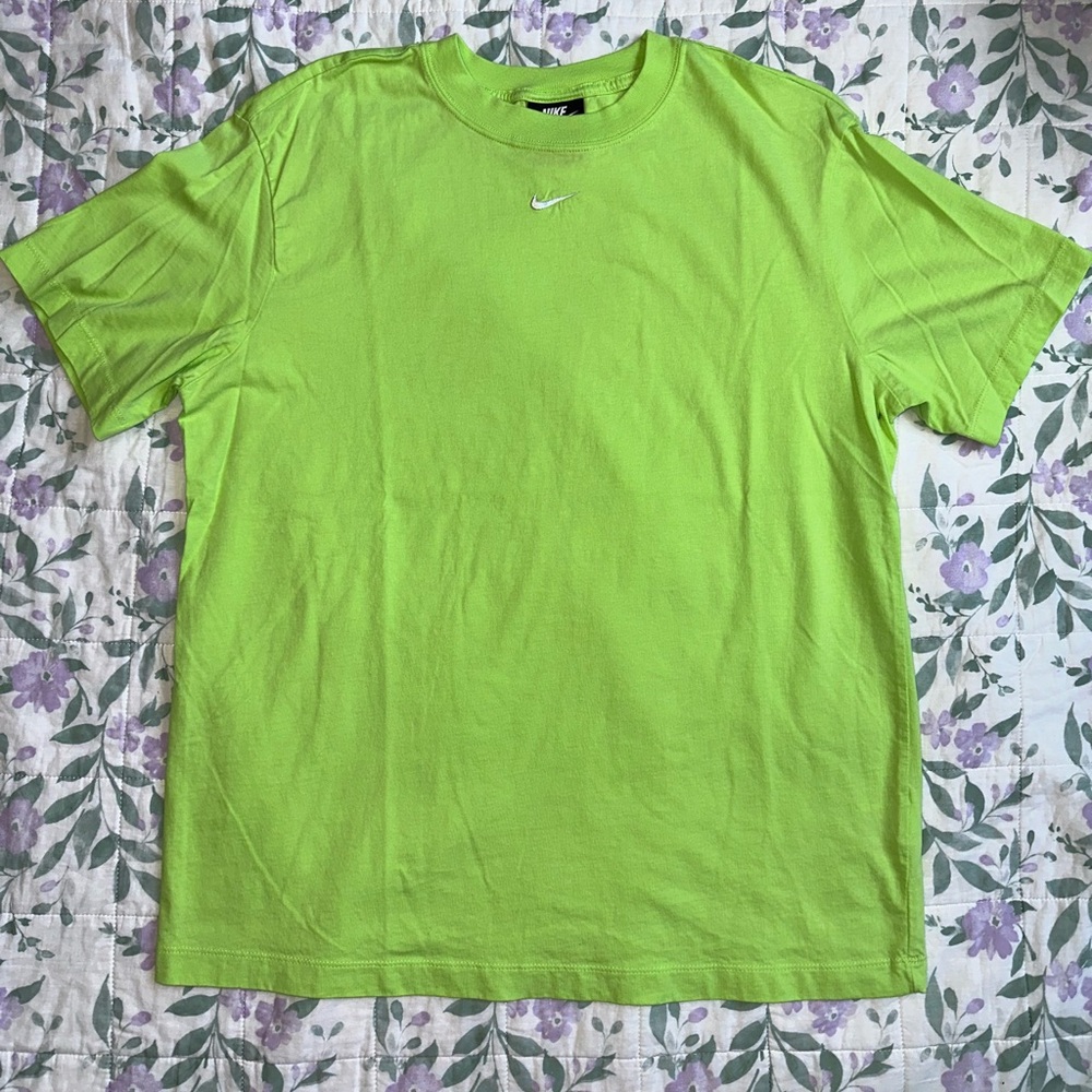 Brand New Without Tags Women’s Nike Lime Green T-Shirt Size Small